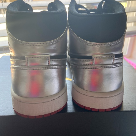 Jordan 1 Mids - Picture 6 of 7